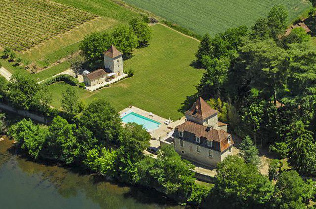 Huis te koop in&nbsp;GREZELS 46700 Lot Midi-Pyrénées France: Uniek oud landhuis aan de oever van de rivier de Lot - Een zeldzame vondst - Dit voormalige landhuis ligt aan de oever van de rivier de Lot, op een perceel van 3,7 hectare. Het landhuis is omgeven doo...
