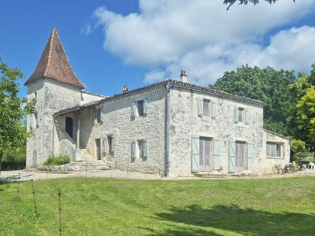 Huis te koop in&nbsp;CAZES MONDENARD 82110 Tarn-et-Garonne Midi-Pyrénées Frankrijk: Charmant landgoed in Quercy met tijdloze elegantie en een adembenemende locatie. Ontdek dit afgelegen stenen pand uit de 17e eeuw, verscholen in 7 hectare weelderige velden en bossen. De leefruimtes, ...
