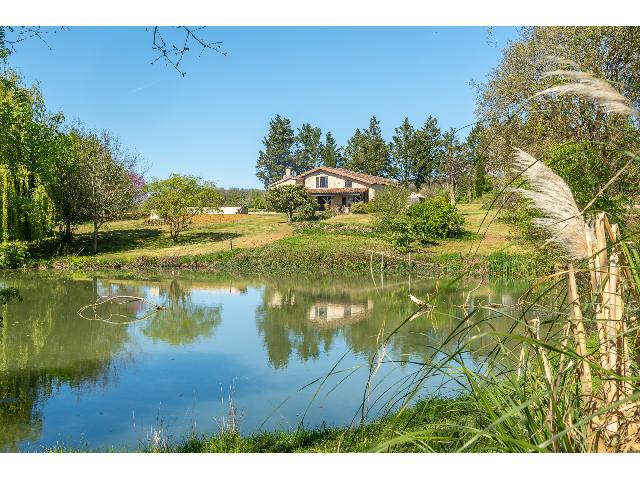 Huis te koop in&nbsp;LECTOURE 32700 Gers Midi-Pyrénées Frankrijk: Wat wilt u nog meer? Gemoderniseerd vakantiehuis. Verscholen aan het einde van een rustig straatje, ligt dit prachtig gerenoveerde huisje in een kleine, afgelegen omgeving met slechts één andere won...