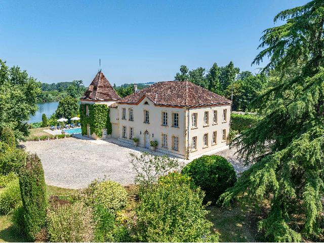 Huis te koop in&nbsp;SAINT LIVRADE SUR LOT 47110 Lot-et-Garonne Aquitaine Frankrijk: Waar luxe en de Lot samenkomen. Met trots presenteren wij dit uitzonderlijke landgoed aan de rivier, waar tijdloze elegantie en modern comfort elkaar ontmoeten. Genesteld aan de rustige oevers van de ...