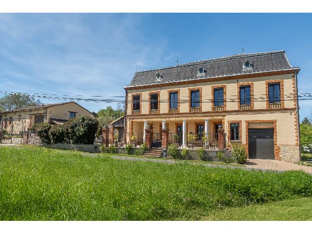 Huis te koop in&nbsp;BEAUMONT DE LOMAGNE 82500 Tarn-et-Garonne Midi-Pyrénées Frankrijk: Maison de Maître met binnenplaats en gastenverblijf in het hart van Lomagne. Elegant en vol karakter, dit verfijnde maître belichaamt de essentie van het leven in Lomagne. Achter de karakteristieke ...