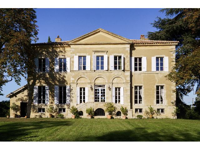 Huis te koop in&nbsp;FLEURANCE 32500 Gers Midi-Pyrénées Frankrijk: Historisch landhuis met gastenverblijf en park. Achter de discrete gevel onthult dit kasteel een wereld van elegantie, erfgoed en ingetogen grandeur. Herbouwd in de negentiende eeuw op een oud adellij...