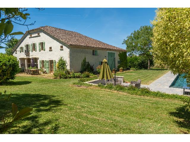 Huis te koop in&nbsp;BEAUMONT DE LOMAGNE 82500 Tarn-et-Garonne Midi-Pyrénées Frankrijk: Ein wunderschönes Bauernhaus mit traumhaftem Pool. Dieses charmante Bauernhaus in der Lomagne fängt die Wärme und den Charakter des Landlebens in Südwestfrankreich perfekt ein. Eingebettet in ein ...