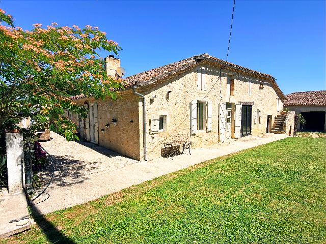 Haus&nbsp;zu verkaufen in&nbsp;MIRADOUX 32340 Gers Frankreich. Helles, luftiges Bauernhaus mit brandneuem Pool. Dieses elegante, aus weißem Stein errichtete Anwesen mit drei Schlafzimmern besticht durch ein helles und luftiges Interieur. Es liegt in der Nähe ei...