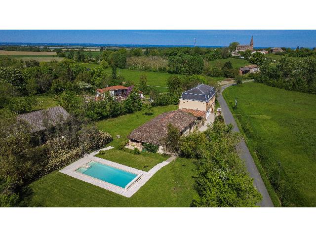 Pferde Objekt&nbsp;zu verkaufen in&nbsp;BEAUMONT DE LOMAGNE 82500 Tarn-et-Garonne Frankreich. Elegantes und stimmungsvolles Herrenhaus mit Innenhof, Grundstück und Gästehaus. Dieses raffinierte Herrenhaus verkörpert die Essenz des Lebensgefühls in der Lomagne. Hinter der charaktervollen Fa...