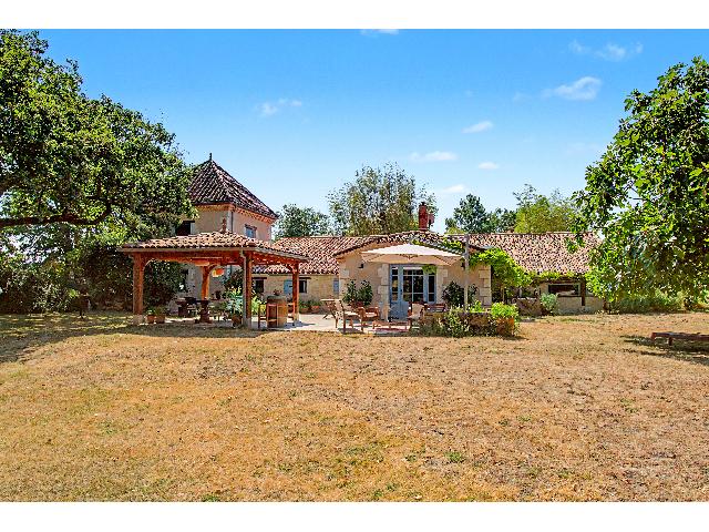 Haus&nbsp;zu verkaufen in&nbsp;LECTOURE 32700 Gers Frankreich. Charaktervolles Haus in einem idyllischen Weiler. Eingebettet in einen charmanten Weiler mit nur drei Häusern bietet dieses reizende Steinhaus die perfekte Balance zwischen Privatsphäre, Charakter u...