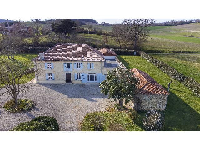 Maison &agrave; vendre &agrave;&nbsp;VIC FEZENSAC 32190 Gers Midi-Pyrénées France: Maison en pierre sur 4 hectares de prairies de fleurs sauvages Nichée dans les collines vallonnées du Gers, cette charmante ferme en pierre se trouve à flanc de colline et offre une vue imprenable ...