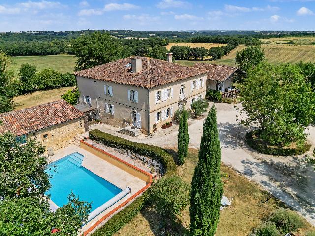 Huis te koop in&nbsp;MAUVEZIN 32120 Gers Midi-Pyrénées Frankrijk: Elegant landgoed in Gascogne met zwembad en gastenverblijf. Een oprijlaan met bomen leidt naar dit elegante herenhuis in Gascogne, prachtig gelegen met weids uitzicht over het glooiende landschap van ...