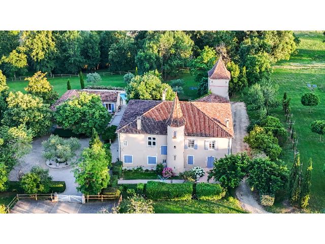 Gites-Chambres-d-hotes te koop in&nbsp;FLEURANCE 32500 Gers Midi-Pyrénées Frankrijk: Een uitzonderlijk landgoed in het hart van Gascogne. Gelegen op een terrein van 33 hectare ongerept, biologisch beheerd platteland in de Gers, combineert dit bijzondere landgoed elegantie, privacy en ...