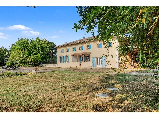 Huis te koop in&nbsp;LAVIT 82120 Tarn-et-Garonne Midi-Pyrénées Frankrijk: Een ruim landhuis met 6 hectare grond. Ruimte, rust en een open landschap kenmerken de ligging van deze traditionele boerderij, omringd door circa 6 hectare grotendeels vlak terrein. Dankzij het weids...