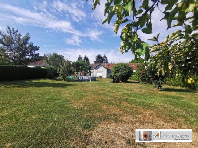Huis te koop in MOUREUILLE 63700 Puy-de-Dôme Auvergne Frankrijk: In het hart van de Combrailles, in het charmante dorpje Moureuille, vindt u deze onmiddellijk bewoonbare woning, gelegen in een rustige omgeving, ideaal voor natuurliefhebbers.<br />
<br />
De woning is aan é...