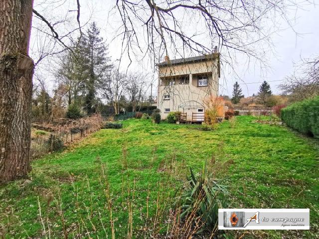 Huis te koop in SAINT-ÉLOY-LES-MINES 63700 Puy-de-Dôme Auvergne Frankrijk: Charmant groot huis in een doodlopende straat. Bent u op zoek naar een prachtige gezinswoning met charme?<br />
Aan de rand van een groot dorp ligt deze gerenoveerde woning met karakter.<br />
De woning is gebo...