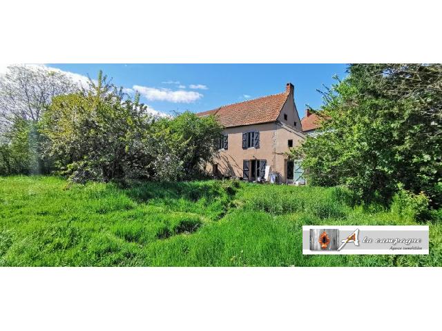 Huis te koop in LAPEYROUSE 63700 Puy-de-Dôme Auvergne Frankrijk: Vrijstaande gezinswoning met ruim 3500m² in een mooi dorp.<br />
In het hart van Combrailles, een regio die u de kans biedt om één te worden met de natuur en prachtige vergezichten, gelegen in een charm...