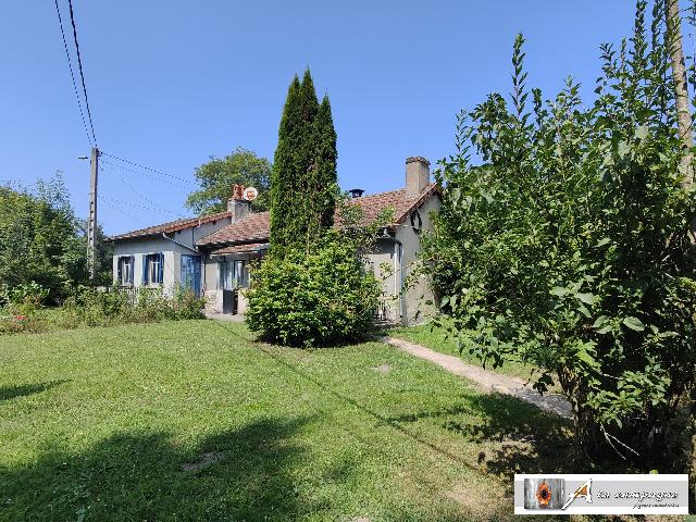 House for sale SAINT-ÉLOY-LES-MINES 63700 Puy-de-Dôme Auvergne France: Pleasant detached property close to amenities. It is located in a pleasant village with all amenities, the commune of Saint Eloy-les-Mines. Kindergarten and secondary schools are located nearby, schoo...