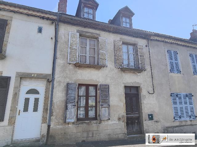 Huis te koop in PIONSAT 63330 Puy-de-Dôme Auvergne France: Dorpsstraatwoning met potentie. Klein dorpshuis direct bewoonbaar in een dorp met alle voorzieningen.<br />
<br />
Zoekt u een klein pied-à-terre in Pionsat, een dorp met slager, apotheek, opticien, gezondheid...