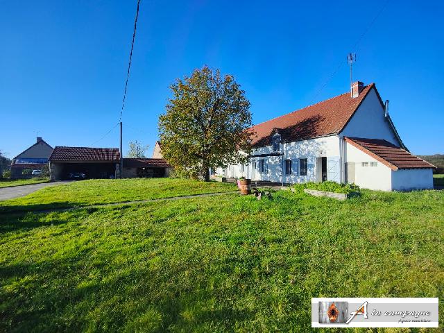 Huis te koop in LAPEYROUSE 63700 Puy-de-Dôme Auvergne France: Dit prachtige huis ligt in de buurt van een charmant, rustig dorp in de Combrailles. Een dorp met een school, een kleine winkel, een restaurant, een prachtig recreatiemeer en een treinstation.<br />
<br />
Via ...