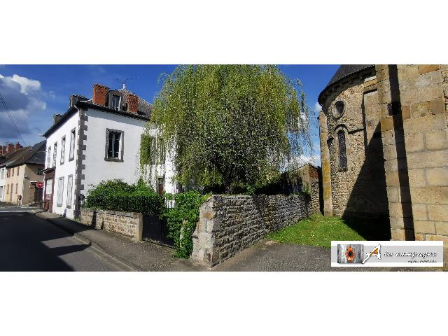 Huis te koop in PIONSAT 63330 Puy-de-Dôme Auvergne France: Prachtige vrijstaande hoekwoning met aangename tuin en garage. Gelegen in het dorp Pionsat, op slechts een paar meter van alle voorzieningen, vindt u deze prachtige grote vrijstaande stadswoning met z...
