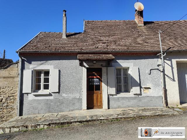 Huis te koop in CHAMBON-SUR-VOUEIZE 23170 Creuse Limousin Frankrijk: Charmant klein gelijkvloers dorpshuis, met garage maar zonder land.<br />
Dit gelijkvloerse huis staat in het dorp Chambon-sur-Voueize. Het huis heeft geen land of tuin. U komt direct binnen in de woonkame...