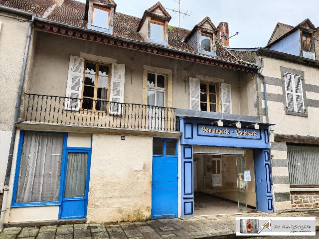 Huis te koop in CHAMBON-SUR-VOUEIZE 23170 Creuse Limousin Frankrijk: Mooi gebouw met woonruimte en een winkel indien gewenst.<br />
In het mooie dorpje Chambon-sur-Voueize vindt u dit gebouw met talloze mogelijkheden.<br />
<br />
Het gebouw kan naar wens worden gebruikt: commercieel...