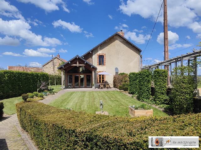House for sale FONTANIÈRES 23110 Creuse Limousin France: Charmant ensemble à la campagne. Charming Countryside Property with pool.<br />
<br />
On the edge of a pleasant and quiet country village, this renovated property is truly charming. It is located in the commu...