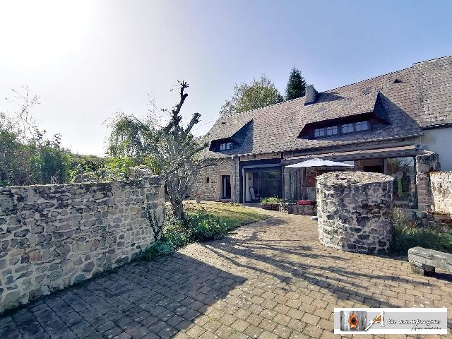 Huis te koop in GOUTTIÈRES 63390 Puy-de-Dôme Auvergne France: Prachtig stenen landhuis, neem je koffers maar mee... Prachtig stenen landhuis, neem je koffers maar mee...<br />
<br />
Verscholen in een heel klein gehucht, maar op slechts 7 km van een dorp met alle winkels,...