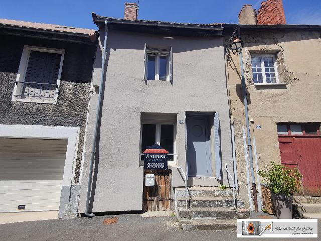 Huis te koop in MONTAIGUT 63700 Puy-de-Dôme Auvergne France: Dorpshuis, perfect als eerste investering/vakantiehuis of gîte.<br />
<br />
In het middeleeuwse dorp Montaigut-en-Combraille vindt u dit mooie dorpshuis dat wacht op een laatste renovatie.<br />
<br />
Het dorp biedt e...