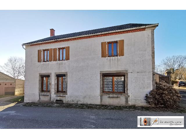 Huis te koop in ARS-LES-FAVETS 63700 Puy-de-Dôme Auvergne France: Bewoonbaar dorpshuis op meer dan 2 hectare grond.<br />
<br />
Gelegen in Ars-les-Favets, een aangenaam dorpje in de Combrailles, ontdekt u deze woning. Het ligt op minder dan 10 minuten van Saint-Eloy-les-Mine...