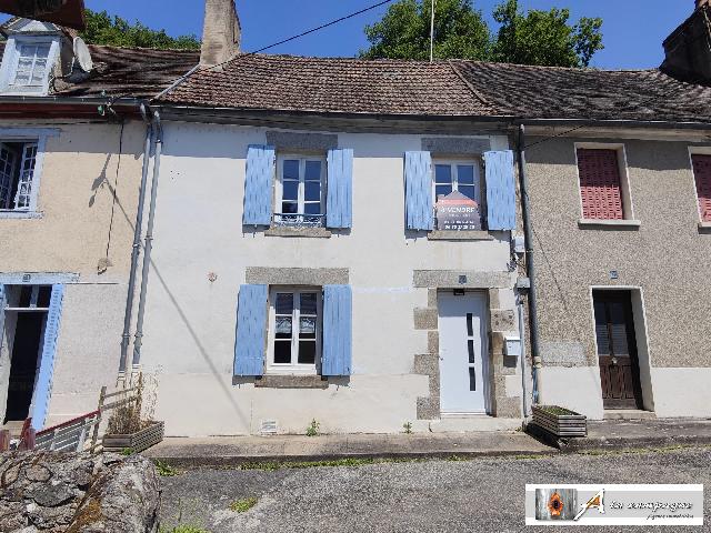 Huis te koop in CHAMBON-SUR-VOUEIZE 23170 Creuse Limousin Frankrijk: Verscholen, op een heuvelhelling met uitzicht op het dorp.<br />
In een rustige doodlopende straat in Chambon-sur-Voueize vindt u deze charmante dorpswoning, instapklaar.<br />
Op de begane grond vindt u een ru...