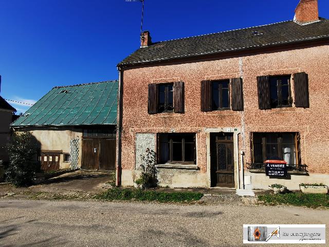 Huis te koop in LÉPAUD 23170 Creuse Limousin Frankrijk: Dorpshuis vol potentie. In het kleine dorpje Lepaud, aan een rustig laantje, vindt u dit huis met schuur.<br />
Bent u op zoek naar een 'leefbare' plek terwijl u de woning naar uw eigen smaak aan het verbo...