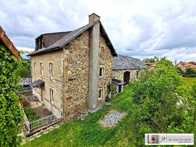 Huis te koop in BUSSIÈRES 63330 Puy-de-Dôme Auvergne France: Lumineuze boerderij met bijgebouwen en ruim 5 hectare aangrenzend terrein.<br />
De woning bestaat uit een hal die rechts toegang geeft tot de woonkamer en links tot de keuken en doucheruimte met toilet.<br />
...