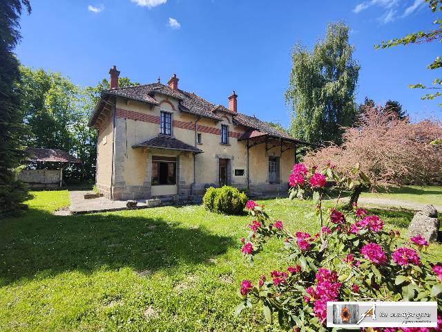 Huis te koop in TERJAT 03420 Allier Auvergne France: Aantrekkelijk, rustig en karaktervol huis. In onze charmante regio Combrailles vindt u dit charmante huis, een voormalig treinstation, met bijgebouwen en tuinen.<br />
Het ligt op slechts enkele minuten va...