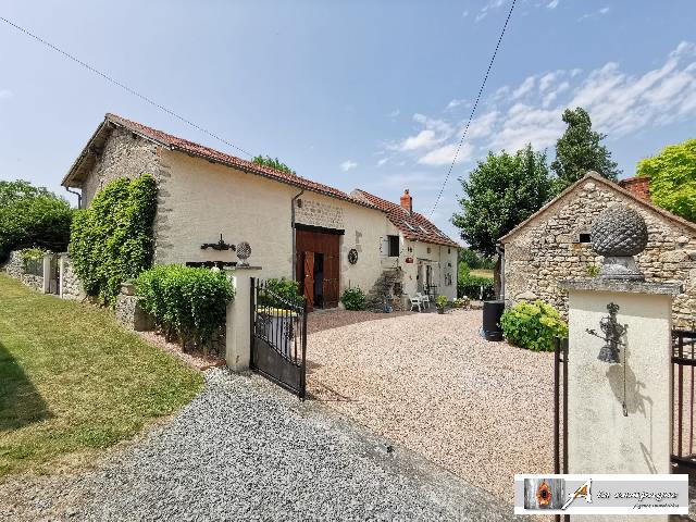 Huis te koop in NAVES 03330 Allier Auvergne France: Welkom in de prachtige Allier. Deze vrijstaande woning met ruim perceel, een zwembad en bijgebouwen zal u versteld doen staan.<br />
Deze woning, gelegen op een kleine afstand van het platteland, maakt dee...