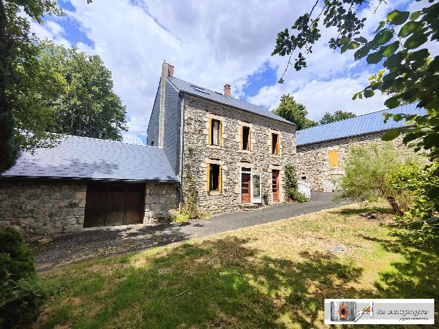 Huis te koop in CHARENSAT 63640 Puy-de-Dôme Auvergne France: Charmant stenen huis gelegen in een rustig gehucht in de gemeente Charensat.<br />
Het bestaat uit een woonhuis, een schuur, andere bijgebouwen en een stuk grond.<br />
Laten we beginnen met het huis. Op de beg...
