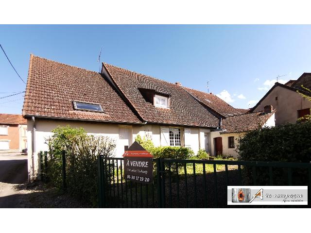 Huis te koop in SANNAT 23110 Creuse Limousin France: Gelegen in een charmant en rustig dorp, heeft deze hoekwoning van natuursteen een tuin aan de achterzijde en een tweede tuin op slechts 10 meter afstand.<br />
Bij binnenkomst in deze woning bevindt u zich...