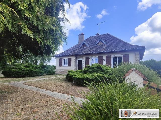 Huis te koop in NOUHANT 23170 Creuse Limousin France: Mooie vrijstaande woning met vrij uitzicht aan de achterzijde. Direct bewoonbaar huis met kelder.<br />
Deze charmante woning, die een kleine opknapbeurt nodig heeft, is gelegen op een perceel van ruim 250...