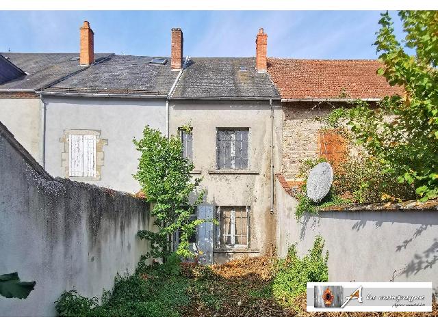 Huis te koop in PIONSAT 63330 Puy-de-Dôme Auvergne France: Te renoveren rijtjeshuis. Bent u op zoek naar een kleine pied-à-terre in Pionsat, een dorp met diverse voorzieningen: een slager, apotheek, Intermarché supermarkt, opticien, verzorgingshuis, bloemis...