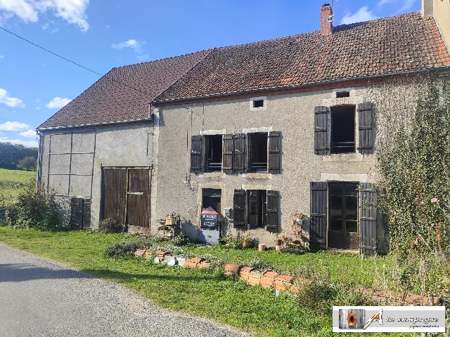 Huis te koop in SAINT-PRIEST 23110 Creuse Limousin France: Halfvrijstaande woning met schuur en bijgebouwen. Boerderij met 1189 m² grond.<br />
In een klein en charmant Creuse-dorpje vindt u deze te renoveren boerderij.<br />
De woning bestaat uit een entree, een eetk...