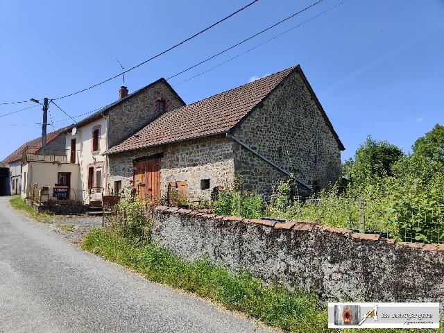 Huis te koop in CHARENSAT 63640 Puy-de-Dôme Auvergne France: Charmante vrijstaande stenen woning in Combrailles. U bent op zoek naar een kleine pied-à-terre in Charensat, een charmant dorpje met diverse kleine voorzieningen: een bakker, een supermarkt, een pos...