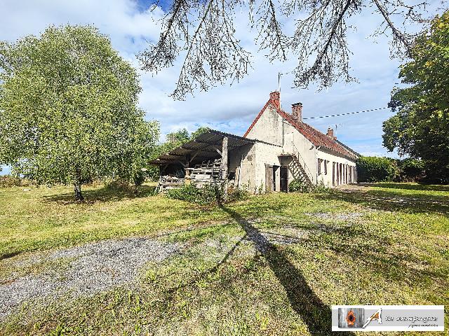 Huis te koop in LOUROUX-DE-BEAUNE 03600 Allier Auvergne France: Gelijkvloerse woning met bijgebouwen en grond. Gelijkvloerse woning met bijgebouwen en grond<br />
De woning bestaat uit een hal die links toegang geeft tot de keuken. Tegenover de entree bevinden zich een...