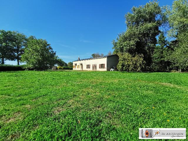 Huis te koop in CHARENSAT 63640 Puy-de-Dôme Auvergne Frankrijk: Afgelegen woning, ideaal voor kennels of gewoon zonder buren. Op het platteland van de Puy-de-Dôme, om precies te zijn in de gemeente Charensat, vindt u deze woning, zonder aangrenzende woningen, op ...