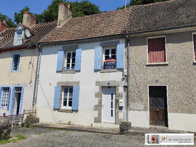 Huis te koop in CHAMBON-SUR-VOUEIZE 23170 Creuse Limousin France: Verscholen, op een heuvelflank met uitzicht op het dorp. Verscholen, op een heuvelflank met uitzicht op het dorp<br />
In een rustige doodlopende straat in Chambon-sur-Voueize vindt u deze charmante dorpsw...