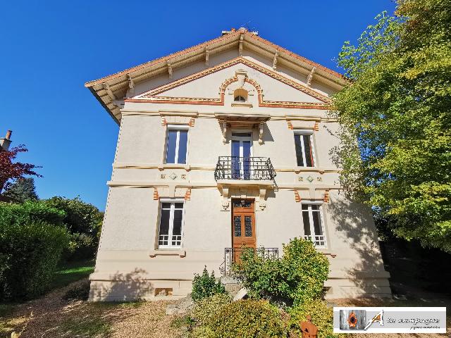 Huis te koop in ÉVAUX-LES-BAINS 23110 Creuse Limousin France: Prachtige en ruime burgerwoning met grond, bijgebouw en een apart klein huurappartement. Prachtige en ruime burgerwoning met grond, bijgebouw en een apart klein huurappartement.<br />
Bent u op zoek naar e...