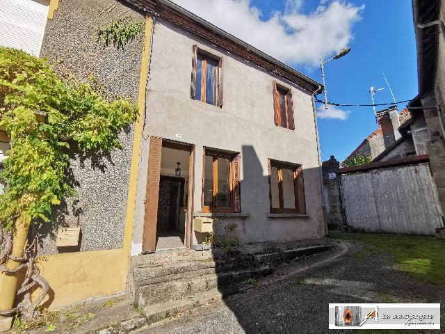 Huis te koop in PIONSAT 63330 Puy-de-Dôme Auvergne Frankrijk: Te renoveren dorpshuis. U vindt dit prachtige stenen huis in het dorp Pionsat, dichtbij alle voorzieningen.<br />
Bent u op zoek naar een kleine pied-à-terre in Pionsat, een dorp met diverse voorzieningen...