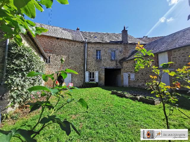 Huis te koop in PIONSAT 63330 Puy-de-Dôme Auvergne France: Charmant complex in een aangenaam dorp. Een bezichtiging waard!<br />
In het hart van de regio Combrailles, aan de rand van een dorp met alle voorzieningen, ligt deze fraaie woning. Charmant door zijn eenv...