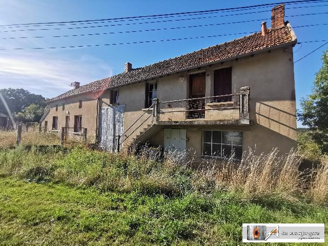 Huis te koop in TERJAT 03420 Allier Auvergne Frankrijk: Gebouw vol potentie. U vindt dit gebouw vol potentie in Terjat. Of het nu gaat om verhuur of om te verbouwen tot een grote woning, dit gebouw biedt volop mogelijkheden.<br />
Gelegen vlakbij een grote weg,...