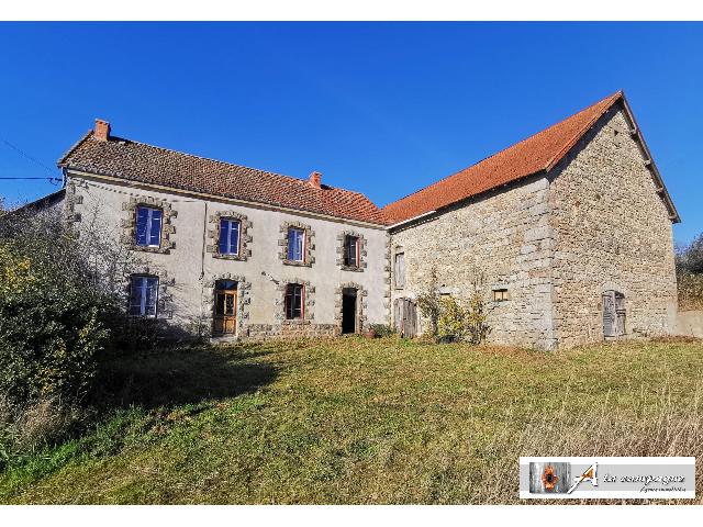 Huis te koop in BIOLLET 63640 Puy-de-Dôme Auvergne France: Charmante te renoveren boerderijwoning op een perceel van meer dan 13.000 m².<br />
Bij het naderen van het perceel ontdekt u een groot woonhuis met diverse mogelijkheden en een aangrenzende schuur. De aa...