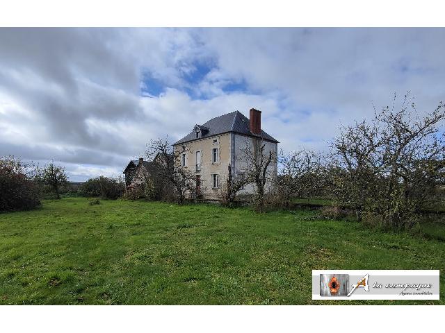Huis te koop in TARDES 23170 Creuse Limousin France: Charmant huis in bourgeoisstijl met bijgebouwen. Op het platteland van de Creuse, in de gemeente Tardes, ontdekt u dit pand, een huis vol potentieel, bijgebouwen en grond.<br />
Laten we beginnen met het h...