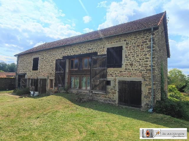 Huis te koop in VIRLET 63330 Puy-de-Dôme Auvergne Frankrijk: Prachtige, gedeeltelijk gerenoveerde schuur. Aan de rand van een aangenaam en rustig plattelandsdorpje ligt deze charmante stenen woning vol charme. De renovatie, die al is begonnen en in volle gang i...