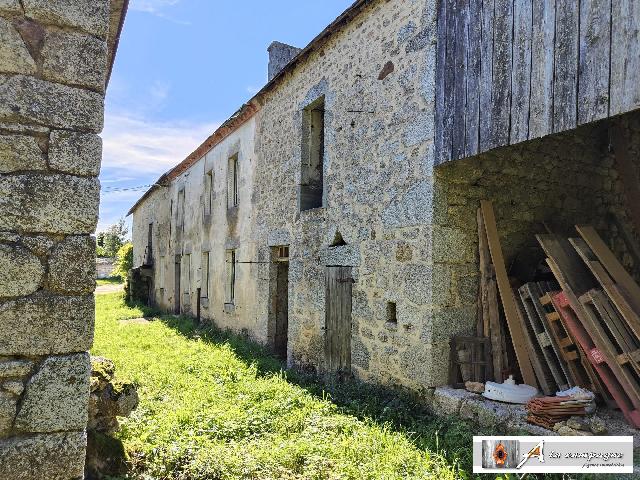 Huis te koop in CHARENSAT 63640 Puy-de-Dôme Auvergne Frankrijk: Boerderij en schuur wachten op volledige renovatie. In een gehucht met slechts drie woningen en een boer, vindt u deze boerderij en schuur die wachten op volledige renovatie.<br />
Dit grote, lange gebouw ...