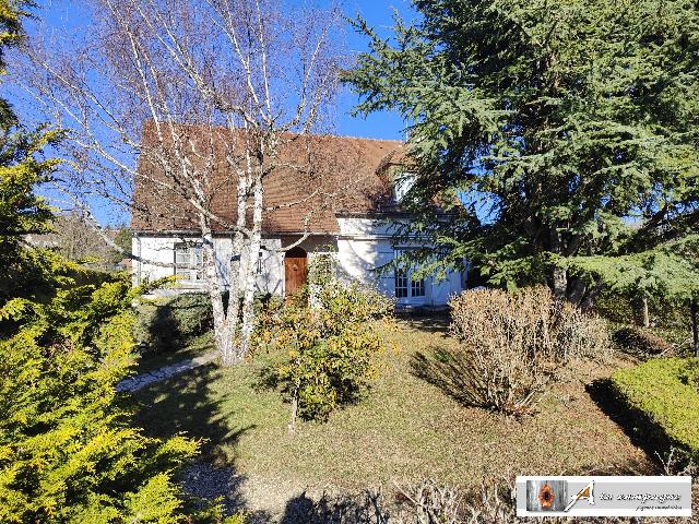 Huis te koop in&nbsp;CHAMBON-SUR-VOUEIZE 23170 Creuse Limousin France: Charmant paviljoen in een dorp in de Creuse. Wist u dat Chambon-sur-Voueize, een van de mooiste dorpen van Frankrijk, in het noorden van de Creuse ligt, vlakbij de Allier en de Puy-de-Dôme?<br />
Als u he...